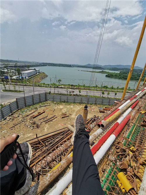 精河县作业中发生设备损坏或人员意外，责任怎么划分？