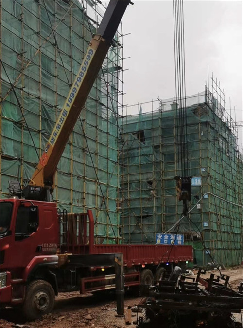精河县“慢工细活”—— 吊车的 “微动控制” 技术